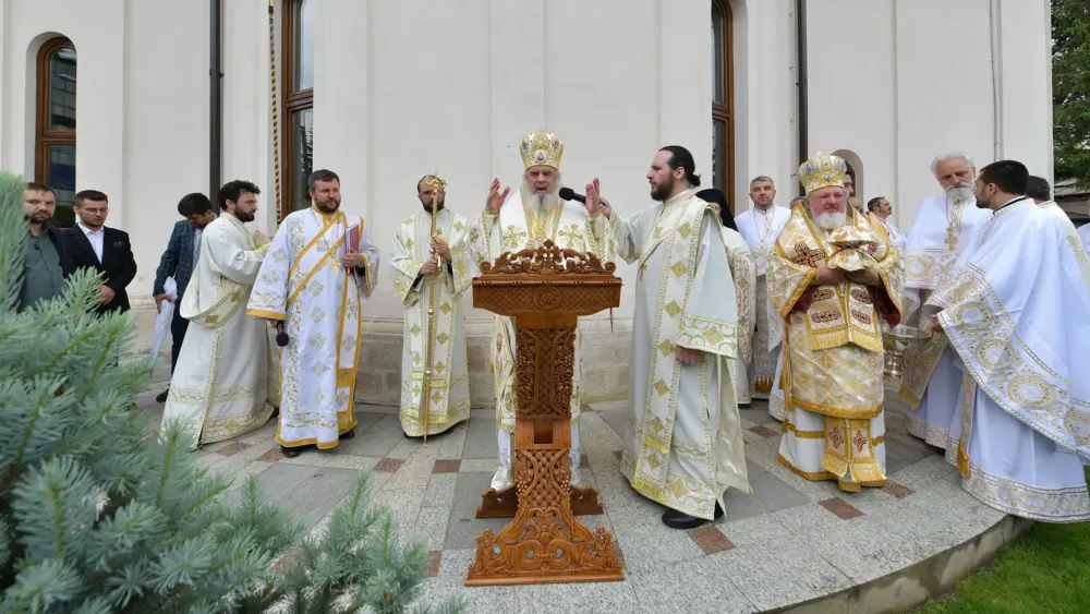 Patriarhul Romaniei a sfintit Biserica Maica Precista din Ploiesti 1.jpg
