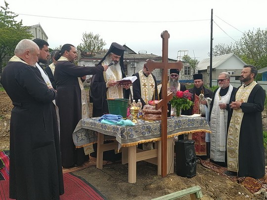 Sfintirea pietrei de temelie a bisericii romanesti din Ocnita 4 mai 2023