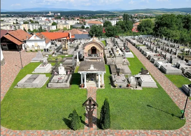 Cimitir Reghin.jpg