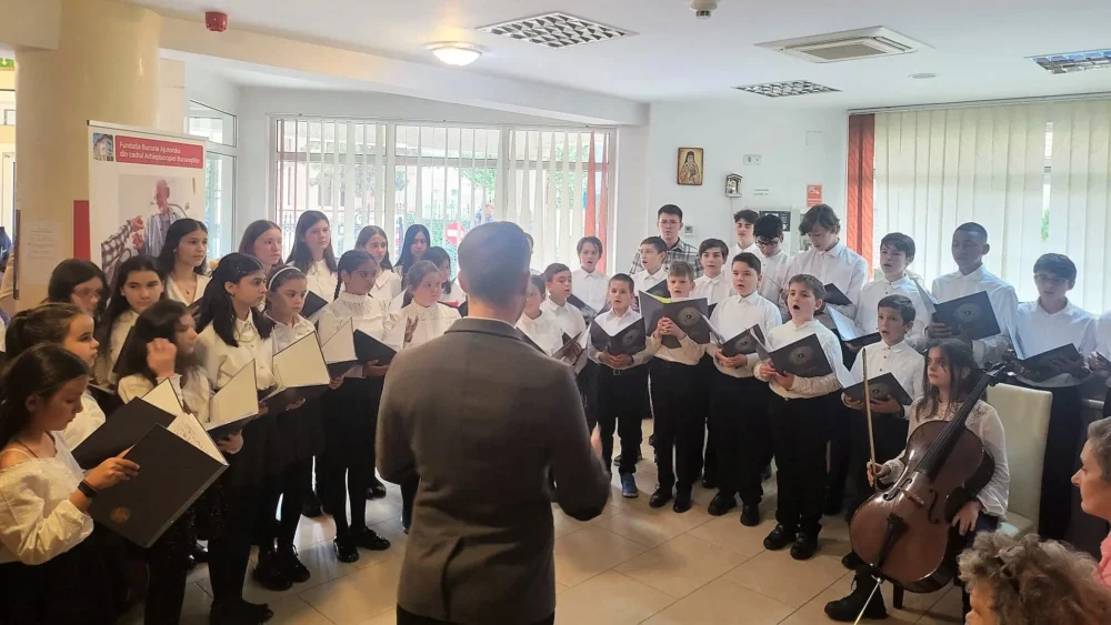 Tronos junior a cantat la centrul de ingrijiri paliative al arhiepiscopiei bucurestilor.jpg