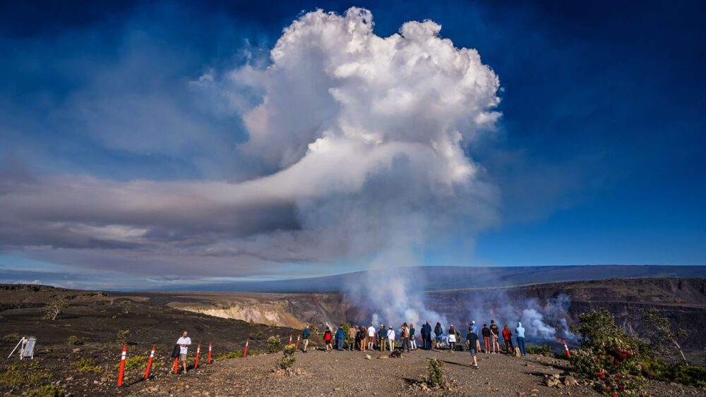 HVNP Kilauea visitors NPS JaniceWei HI 060823jpg