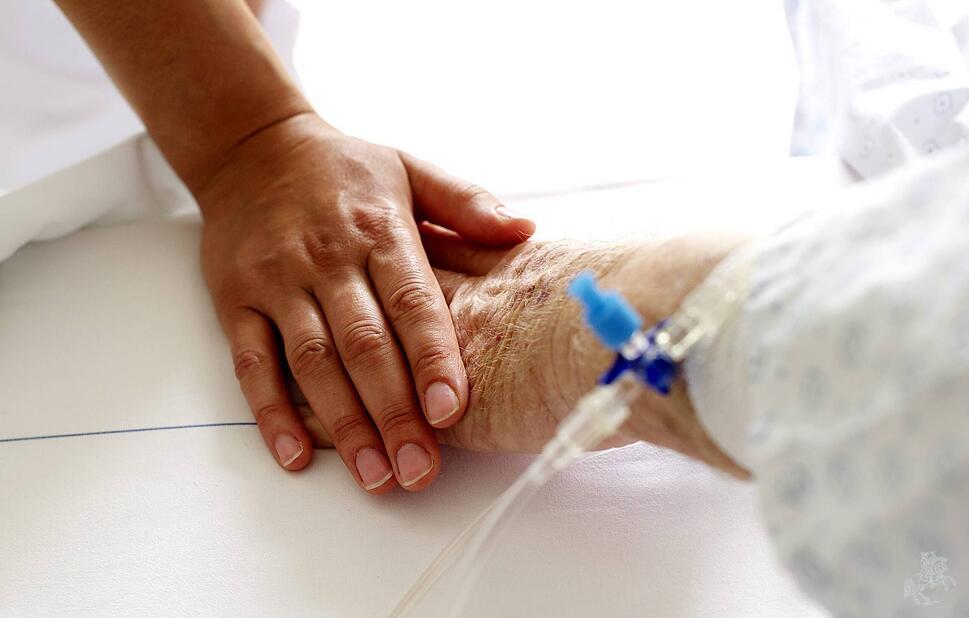 Hand eines Patienten in einem Krankenhaus in Zürich am 20.05.2011. Das Bundeskabinett befasst sich am Mittwoch (29.08.2