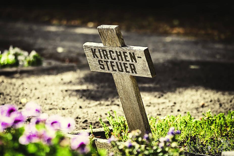 FOTOMONTAGE, Schiefes Holzkreuz mit der Aufschrift Kirchensteuer *** PHOTOMONTAGE, Crooked wooden cross with inscription