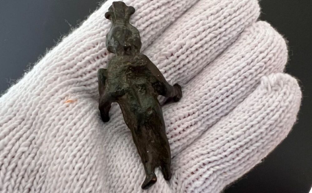 1692204081 mitniki zapobigli nezakonnomu vivezennju skulpturki kultovogo bozhestva ii stolittja n e foto