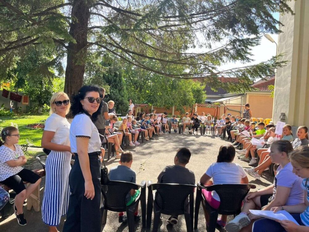 Copiii si tinerii in tinda bisericii la scoala de vara de la velenta i oradea