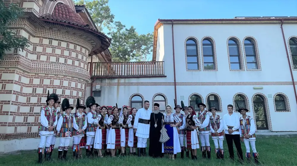 Ips casian cu tinerii membri ai unui grup folcloric de tineret.jpg