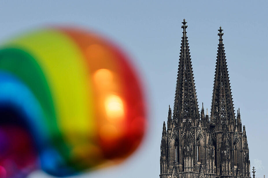 Ein Ballon in Regenbogenfarben neben dem Kölner Dom beim Christopher Street Day 2023 in Köln. Im Rahmen des CSD wird in