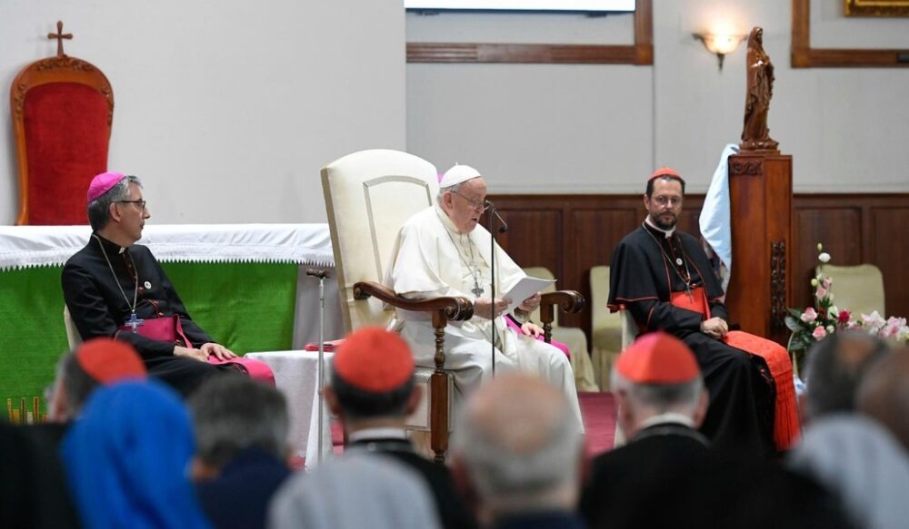 Papa con religiosos Ulan Bator1
