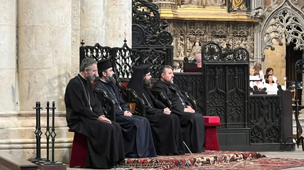 Fragment din moastele sf tecla daruite comunitatii romanesti din tarragona 2.jpg