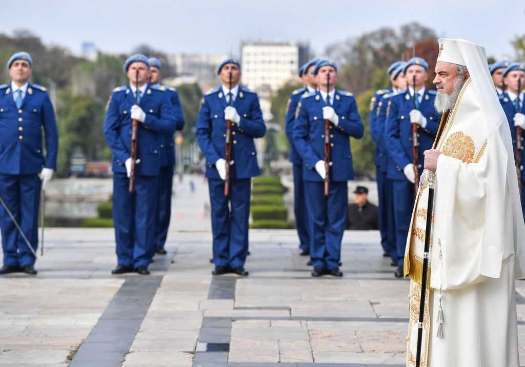 Părintele Patriarh Daniel a participat la ceremonia militară de Ziua Armatei Române VIDEO