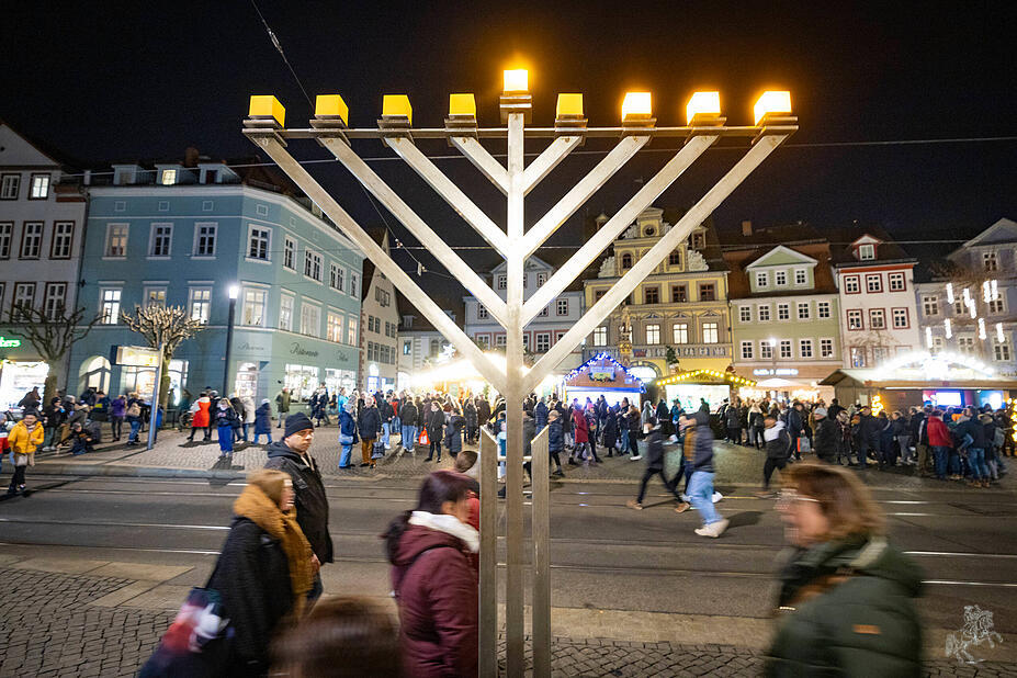Hanukkia 2023 Erfurt 09122023 Die oeffentliche Chanukkia auf dem Fischmarkt in Erfurt. Erfurt Fischmarkt Thueringen De