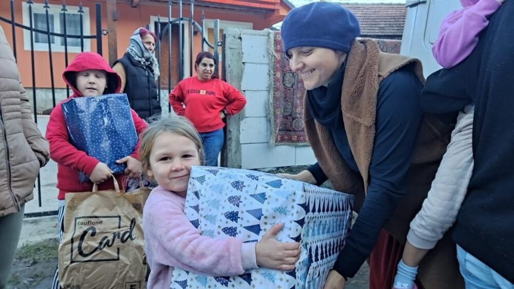 Unul dintre centrele sociale ale Arhiepiscopiei Ramnicului a oferit peste 1000 de pachete cu daruri copiilor vulnerabili