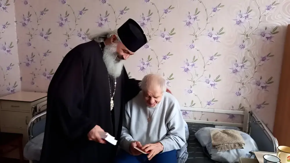 Ps Antonie oferind daruri batranilor Episcopia de balti 2024 1.jpg