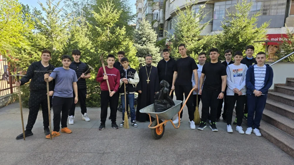 Seminaristii Din Bucuresti Au Ecologizat Curtea Unei Bisericii Din Capitala Fb Semianrul Teologic 1.jpg