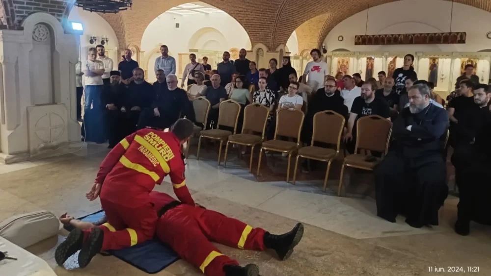 Angajatii Arhiepiscopiei Iasilor Au Invatat Sa Acorde Primul Ajutor De La Pompierii Smurd.jpg
