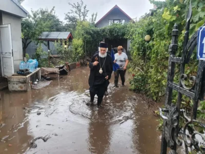 Arhiepiscopul Casian Vizitat Localitatile Cele Mai Afectate De Inundatii 3.jpg