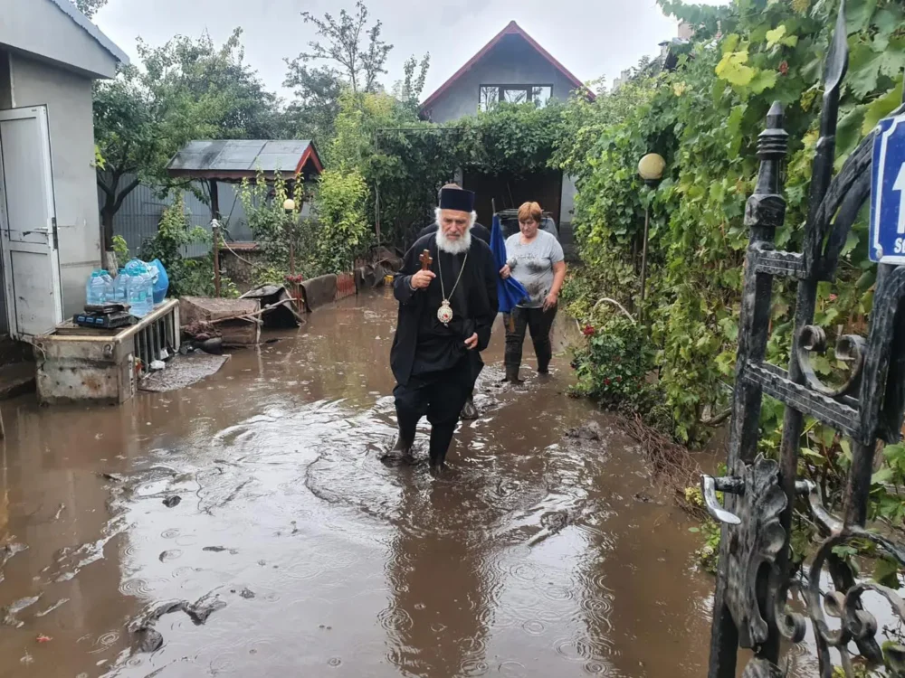 Arhiepiscopul Casian Vizitat Localitatile Cele Mai Afectate De Inundatii 3.jpg
