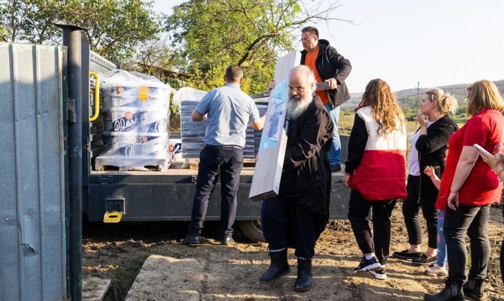 Episcopia Husilor Ofera Sprijin Persoanelor Afectate De Inundatii Din Protopopiatul Barlad 309363