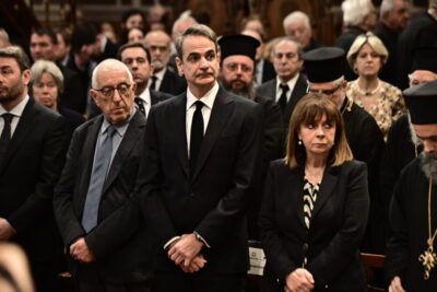 [375249] Ο ΠΡΩΘΥΠΟΥΡΓΟΣ, ΠΟΛΙΤΙΚΟΙ ΑΡΧΗΓΟΙ ΚΑΙ ΥΠΟΥΡΓΟΙ ΣΤΟ ΛΑΪΚΟ ΠΡΟΣΚΥΝΗΜΑ ΣΤΟ ΣΚΗΝΩΜΑ ΤΟΥ ΑΡΧΙΕΠΙΣΚΟΠΟΥ ΑΛΒΑΝΙΑΣ ΑΝΑΣΤΑΣΙΟΥ (ΚΩΣΤΑΣ ΤΖΟΥΜΑΣ/eurokinissi)