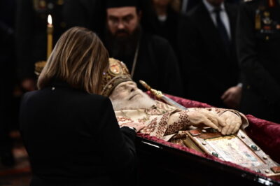 [375249] Ο ΠΡΩΘΥΠΟΥΡΓΟΣ, ΠΡΟΕΔΡΟΙ ΚΟΜΜΑΤΩΝ, ΥΠΟΥΡΓΟΙ ΚΑΙ ΠΟΛΙΤΙΚΟΙ ΣΤΟ ΛΑΪΚΟ ΠΡΟΣΚΥΝΗΜΑ ΣΤΟ ΣΚΗΝΩΜΑ ΤΟΥ ΑΡΧΙΕΠΙΣΚΟΠΟΥ ΑΛΒΑΝΙΑΣ ΑΝΑΣΤΑΣΙΟΥ (ΚΩΣΤΑΣ ΤΖΟΥΜΑΣ/eurokinissi)