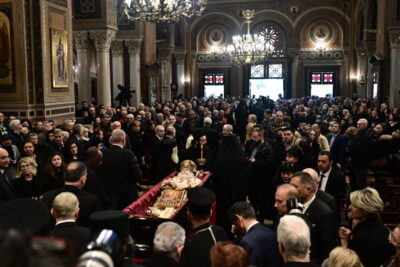 [375249] Ο ΠΡΩΘΥΠΟΥΡΓΟΣ, ΠΡΟΕΔΡΟΙ ΚΟΜΜΑΤΩΝ, ΥΠΟΥΡΓΟΙ ΚΑΙ ΠΟΛΙΤΙΚΟΙ ΣΤΟ ΛΑΪΚΟ ΠΡΟΣΚΥΝΗΜΑ ΣΤΟ ΣΚΗΝΩΜΑ ΤΟΥ ΑΡΧΙΕΠΙΣΚΟΠΟΥ ΑΛΒΑΝΙΑΣ ΑΝΑΣΤΑΣΙΟΥ (ΚΩΣΤΑΣ ΤΖΟΥΜΑΣ/eurokinissi)