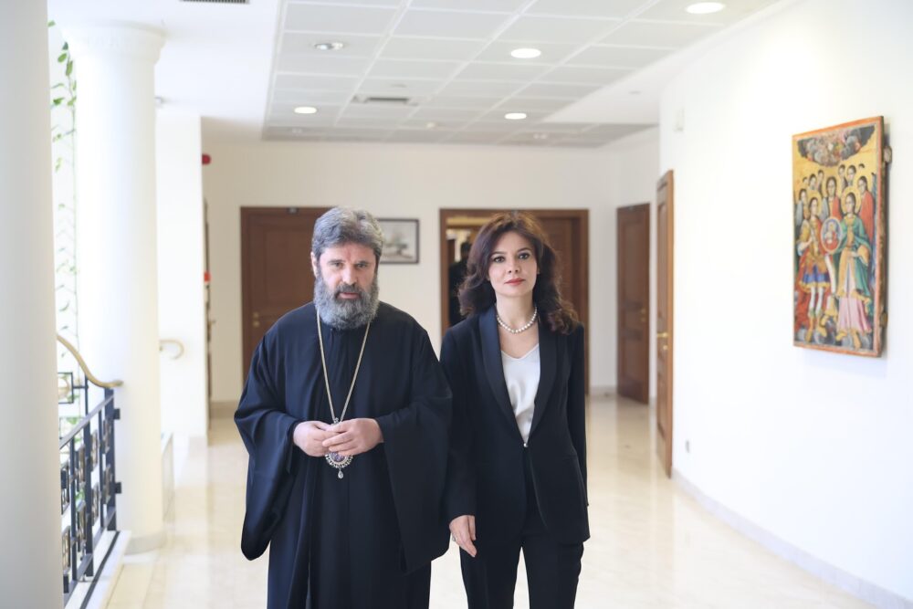 Proedros tis alvanikis voulis ston archiepiskopo alvanias 2