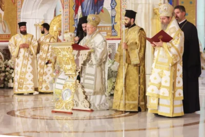 Patriarhul ecumenic barolomeu si patriarhul daniel au sfintit pictura catedralei nationale 3