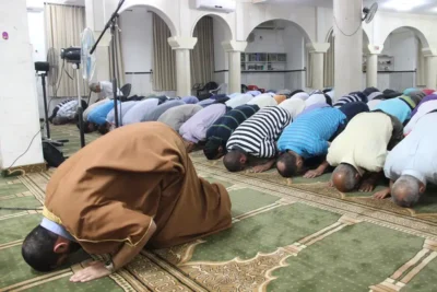 Muslim prayer credit Moataz1997 cc4 wikipedia.jpg