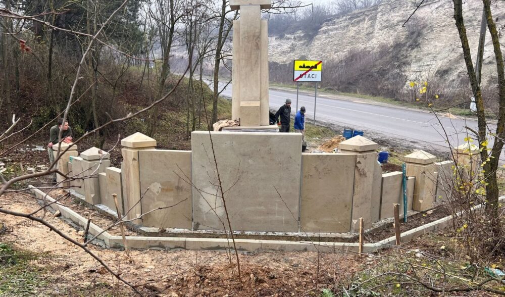 Monument stan poetas preoti deportati e1772176002240